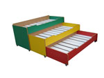 Разноцветная трехъярусная кровать для детского сада
