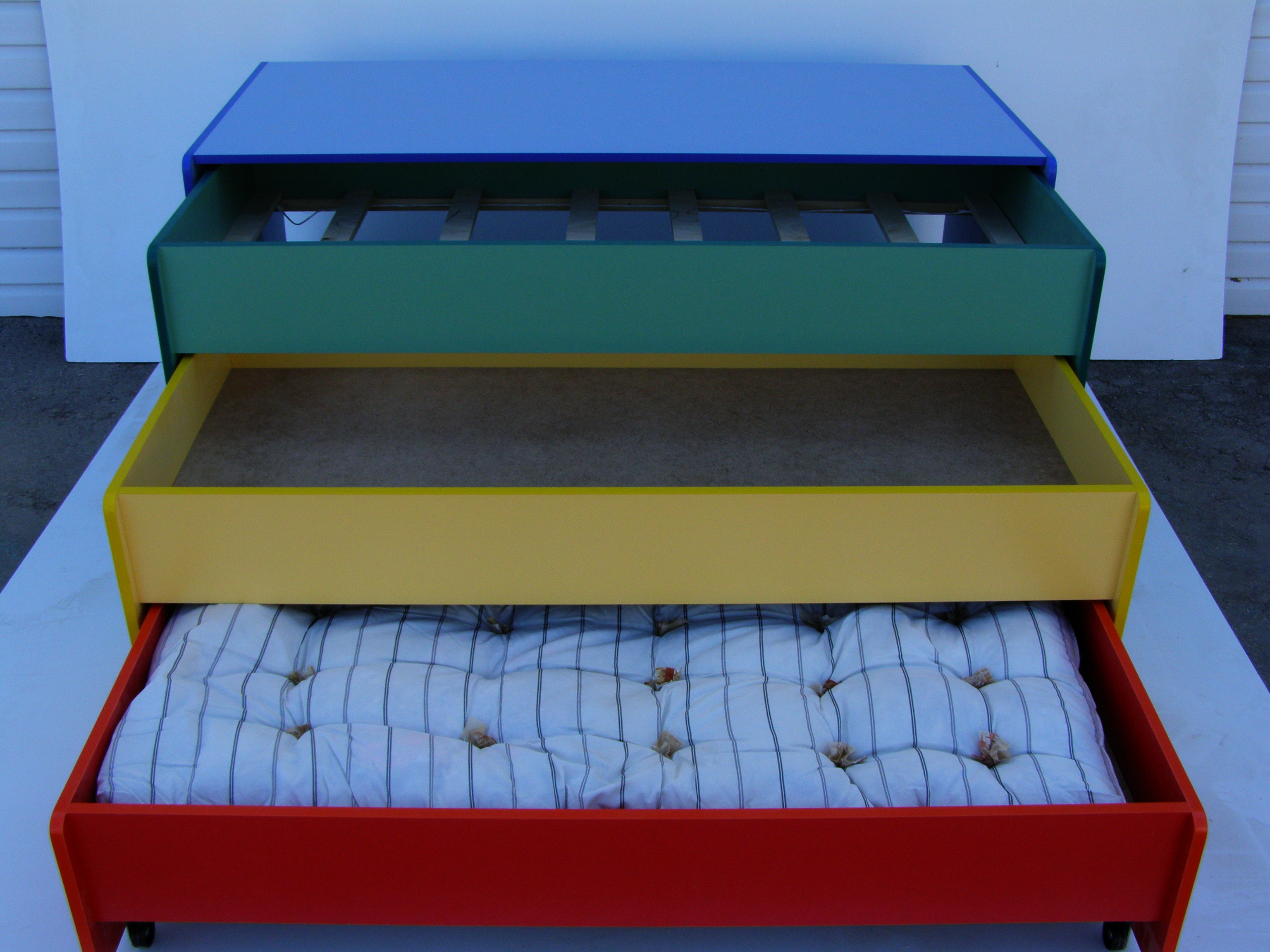 Выкатная кровать для детского сада трехъярусного типа
